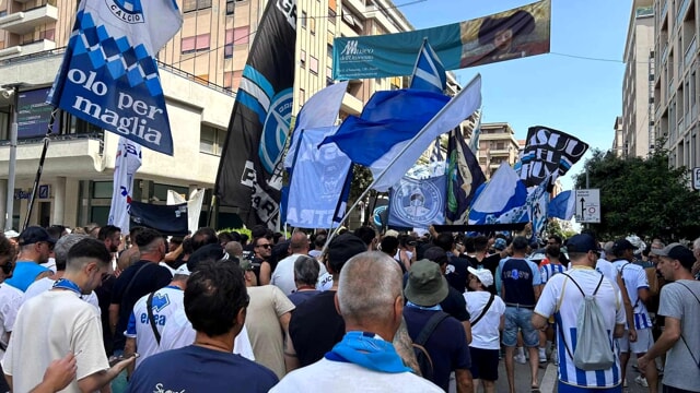 "La giornata dell'orgoglio pescarese": si &egrave; tenuto il corteo di contestazione della tifoseria biancazzurra  [FOTO]