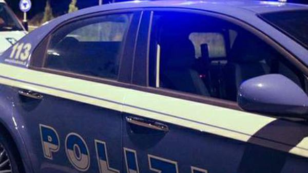 Controlli in pieno centro, un giovane trovato con la droga e altri due con coltelli a serramanico