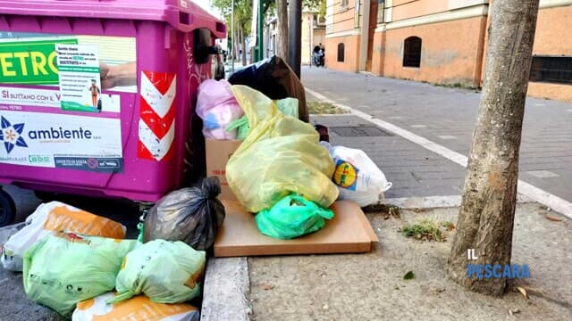 A Porta Nuova i cassonetti sono spariti, ma non i rifiuti: su via Conte di Ruvo la "via Crucis" delle buste [FOTO]