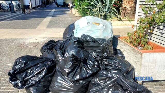 Esercente lascia le buste dei rifiuti in mezzo a piazza Unione, sopra un biglietto: "A causa del disservizio misure drastiche" [FOTO]