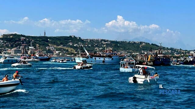 VIDEO | La processione in mare di Sant'Andrea &egrave; sempre un'emozione: l'omaggio ai caduti del mare
