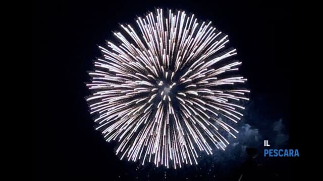 VIDEO | Lo spettacolo scenografico dei fuochi dalla diga foranea chiude la festa di Sant'Andrea