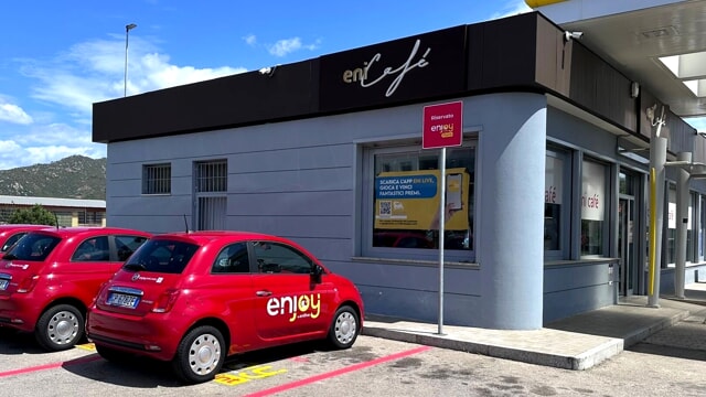In citt&agrave; un nuovo Enjoy Point in una stazione di servizio Enilive per il car sharing