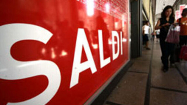 Fismo-Confesercenti: sensazioni positive per i saldi, ma partono troppo presto. Le scarpe l'articolo pi&ugrave; ricercato