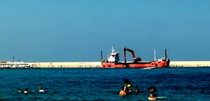 Draga a lavoro sulla banchina del porto turistico e bagnanti preoccupati: le rassicurazioni