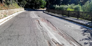 La segnalazione di un cittadino: "In zona San Silvestro perdita d'acqua segnalata da un mese non ancora riparata"