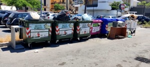 "Pochi e troppo piccoli i cassonetti di via Spiga, rifiuti ovunque" denuncia un residente: la risposta di Ambiente