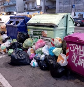 "Una discarica pubblica in viale Marconi, che vergogna", la rabbia di un cittadino