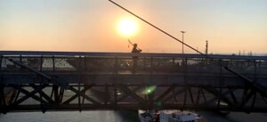 Un uomo vestito da scozzese suona la cornamusa all'alba sul ponte del mare [VIDEO]