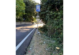 Fermata del bus spostata in uno spazio angusto e vicino alla rotatoria, la protesta di una cittadina [FOTO]