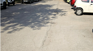 Un lettore sulle buche nella strada del distretto sanitario di Penne: "Il Comune ha ripristinato il manto stradale"