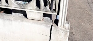 Pericolante parte di un muro di cinta di via Luigi Anelli, la denuncia di un cittadino: "Pericoloso, va sistemato" [FOTO]