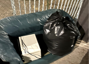 La segnalazione di un residente: "Divano con tanto di forno elettrico abbandonato in via Punta Penna"