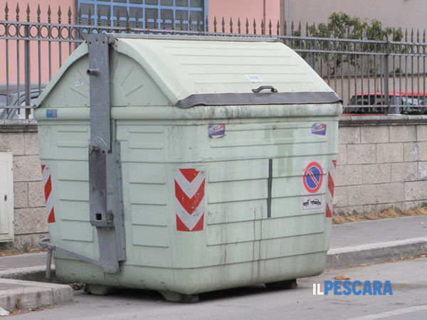 Il problema segnalato da una cittadina invalida: "Per me &egrave; impossibile conferire rifiuti nel cassonetto di via Socrate"