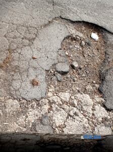 "Voragini" in via Lago di Borgiano e danni alle automobili: la denuncia di un residente