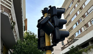 La denuncia di un lettore: "Parte di un semaforo in centro basculante e potenzialmente pericoloso"