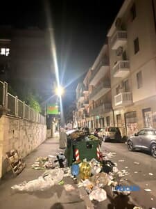 La rabbia di un lettore: "Situazione inaccettabile in via Trieste, rifiuti sparsi ovunque"