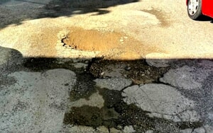 La denuncia di un lettore: "Tratto di via Rigopiano che conduce al parco da terzo mondo, &egrave; indecente" [FOTO]