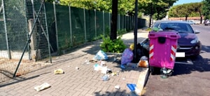 La segnalazione di una cittadina: "Immondizia buttata davanti al parco in via Verrotti"