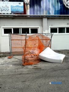 Il problema segnalato da un residente: "Degrado in via Elettra, materiali edili abbandonati da mesi"