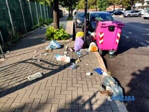 La segnalazione di una cittadina: "Immondizia buttata davanti al parco in via Verrotti"