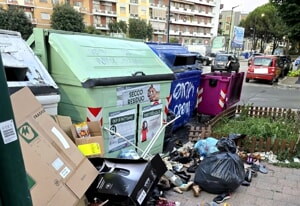 La segnalazione di un lettore: "Ancora degrado in centro, l'incivilt&agrave; colpisce ancora"