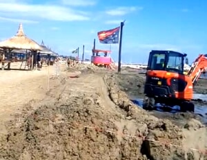 La protesta dei cittadini e dei bagnanti lungo la riviera sud: "Lavori per il ripascimento in pieno giorno" [VIDEO]