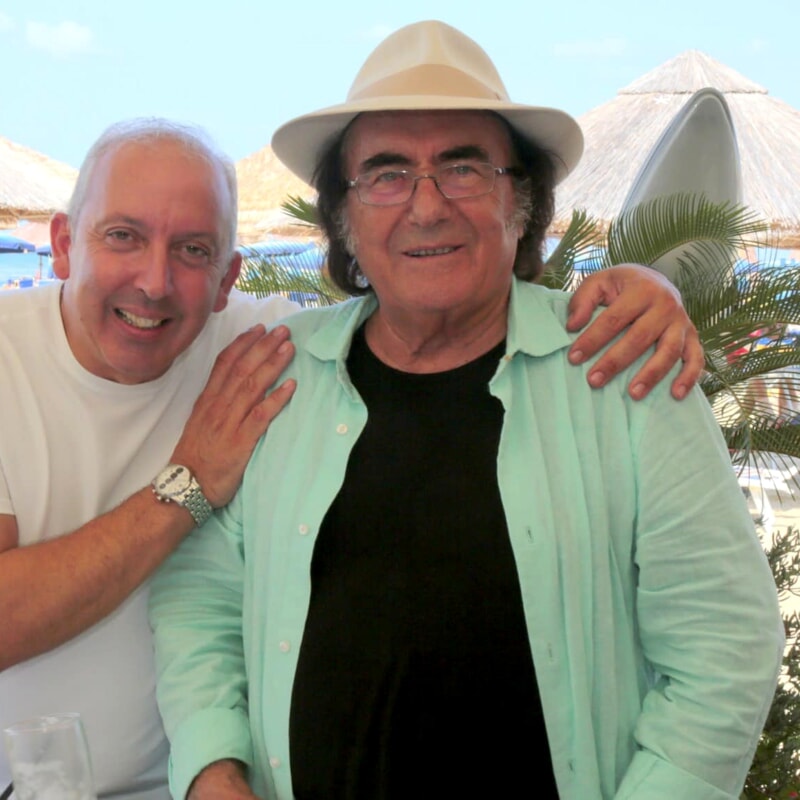 Al Bano e Umberto Tozzi in un locale sulla spiaggia di Pescara