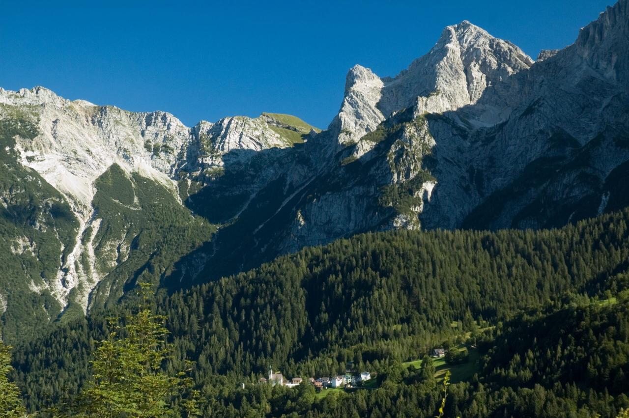 Il piccolo paese di Sagron-Mis con la Punta del Comedon (foto di Paolo Lazzarin)