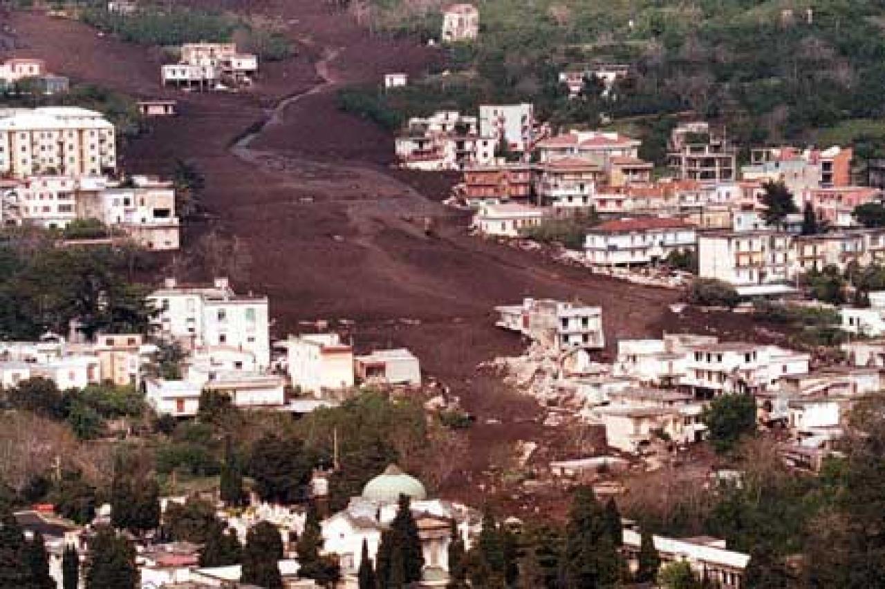 La gigantesca colata di fango vista dall'elicottero La gigantesca colata di fango vista dall'elicottero