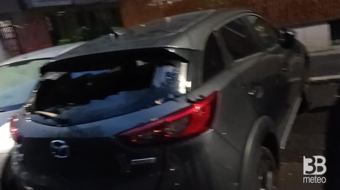 Cronaca meteo - Danni alle macchine grandine su Milano 24 luglio 2024 - Video