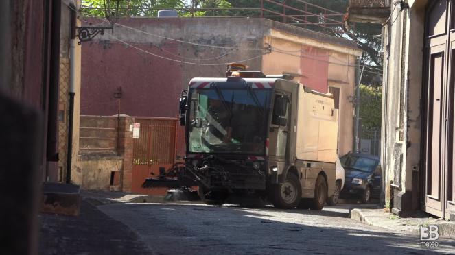 Cronaca eruzione - Cenere Etna a Viagrande: mezzi e persone al lavoro per pulire: video