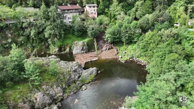 Cronaca meteo diretta - Grossa frana tra le case a Cannobio (VCO), le immagini dal drone - Video