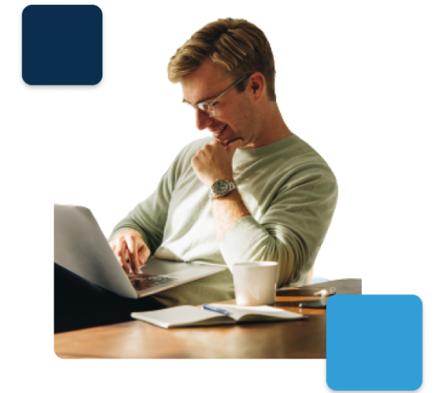 Uomo al PC accede ai servizi InfoCert